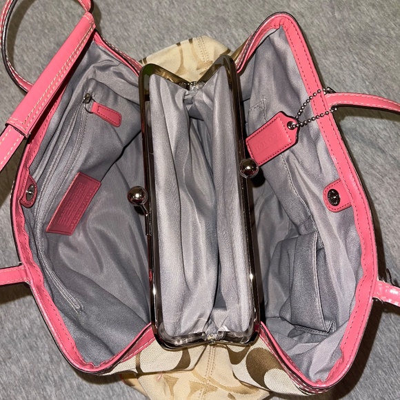 Signature Coach fabric purse with pink patent leather accents - Picture 4 of 4